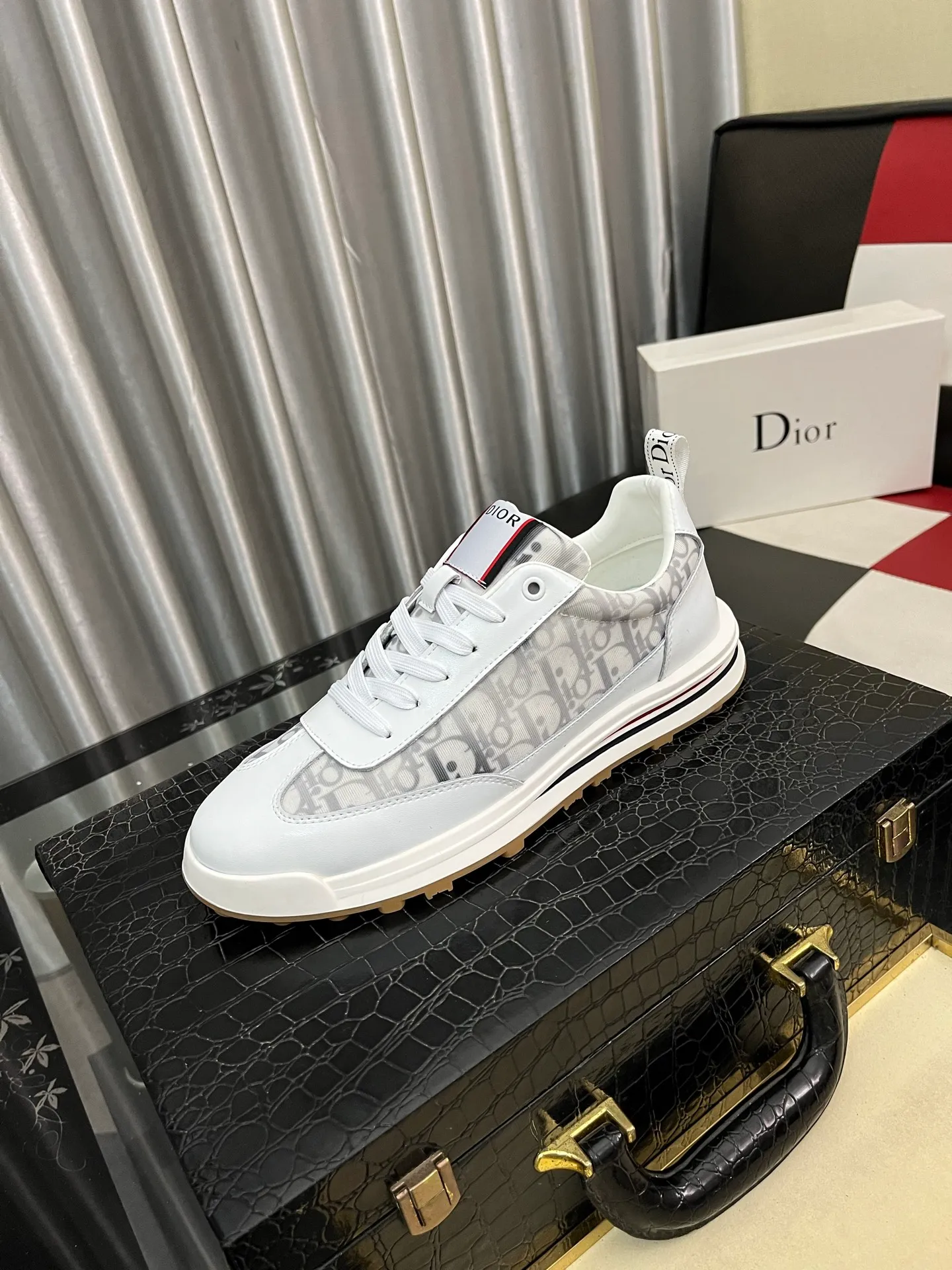 Men's shoes💰420⌚️⌚️[Dior] Dior's new men's genuine leather casual shoes, the highest version on the market, any comparison is welcome🆚! The original leather has excellent texture and is super high-end! Fetal sheep net lining imported from Italy, removable pad! Luxurious materials and fine workmanship, highly recommended! Code number: 38-443️⃣Colors available
